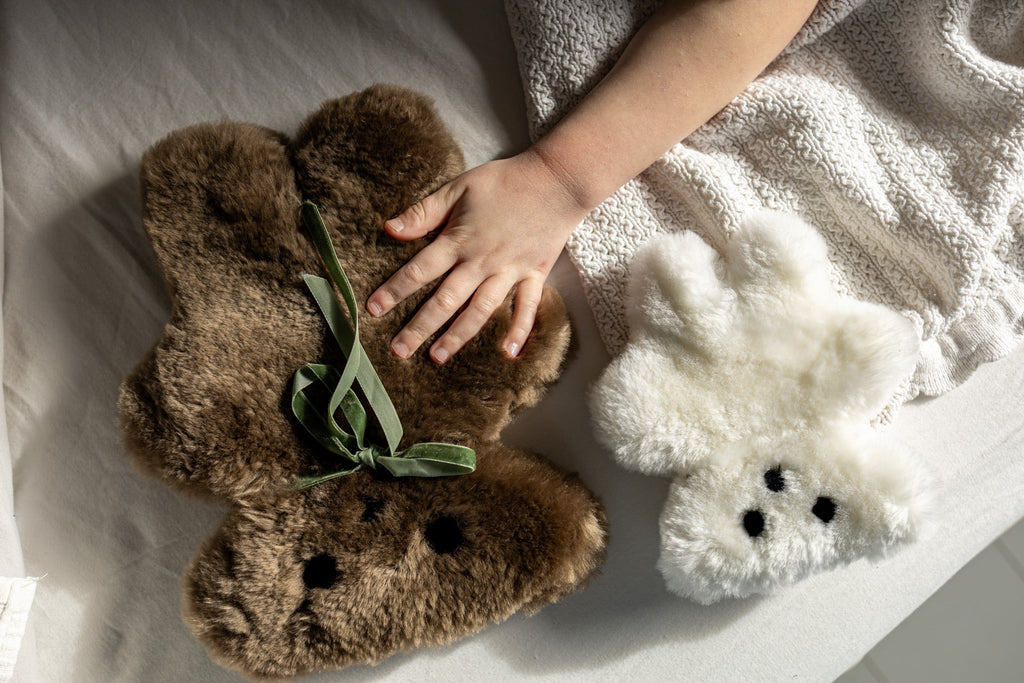 VAN BUREN | BUURTJE BEER | MERINO SCHAPENVACHT KNUFFEL BRUIN GROOT