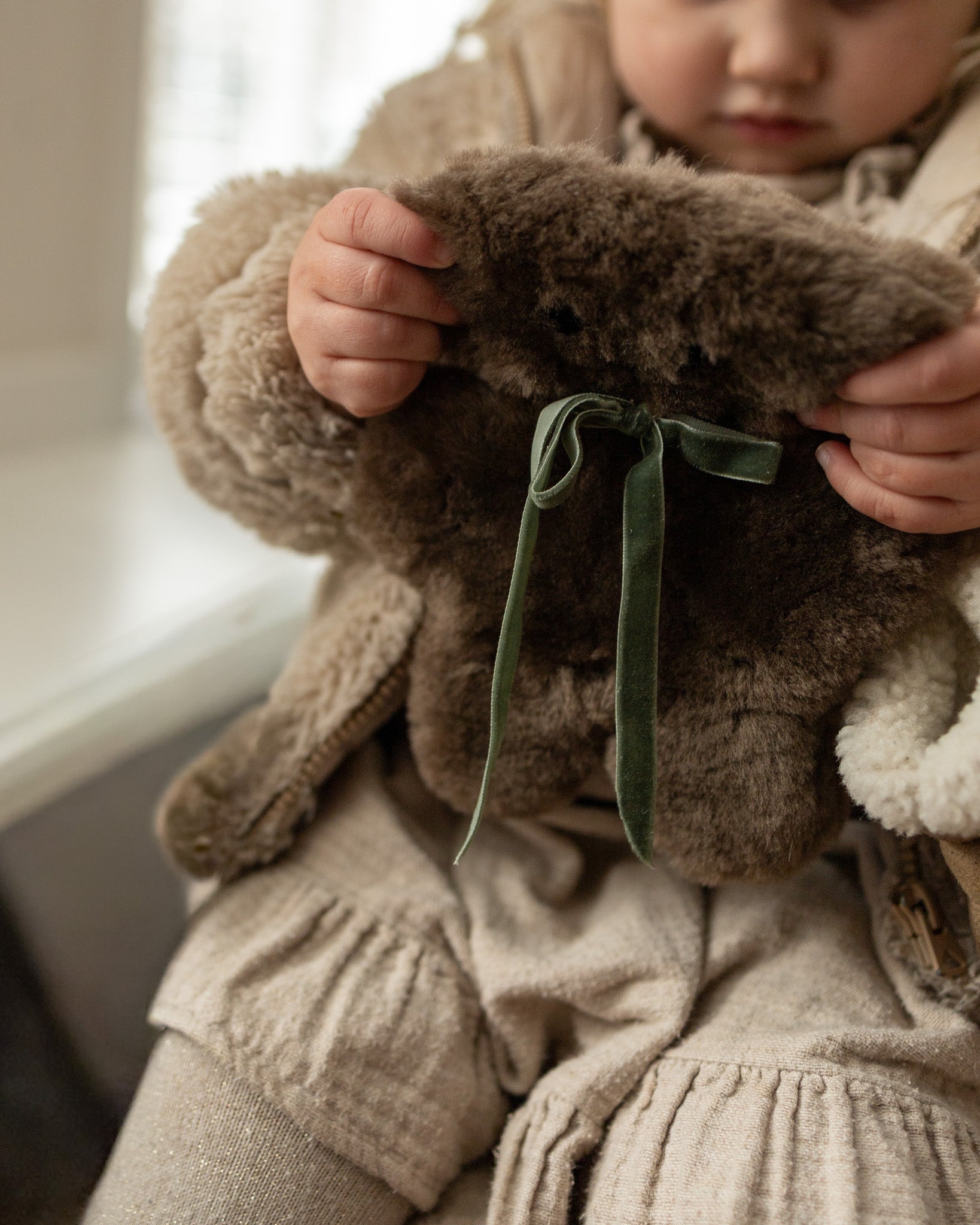 VAN BUREN | BUURTJE BEER | MERINO SCHAPENVACHT KNUFFEL BRUIN KLEIN