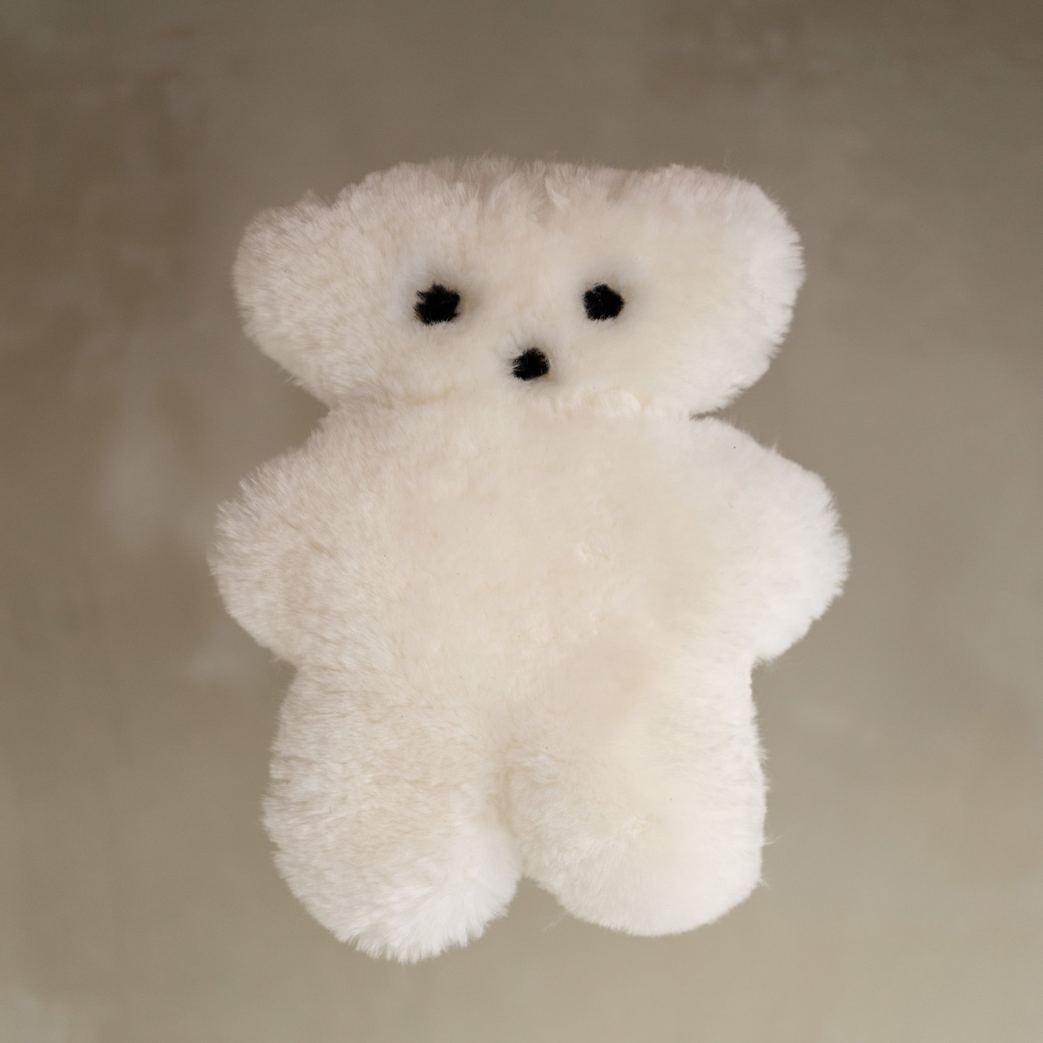 VAN BUREN | BUURTJE BEER | MERINO SCHAPENVACHT KNUFFEL WIT GROOT