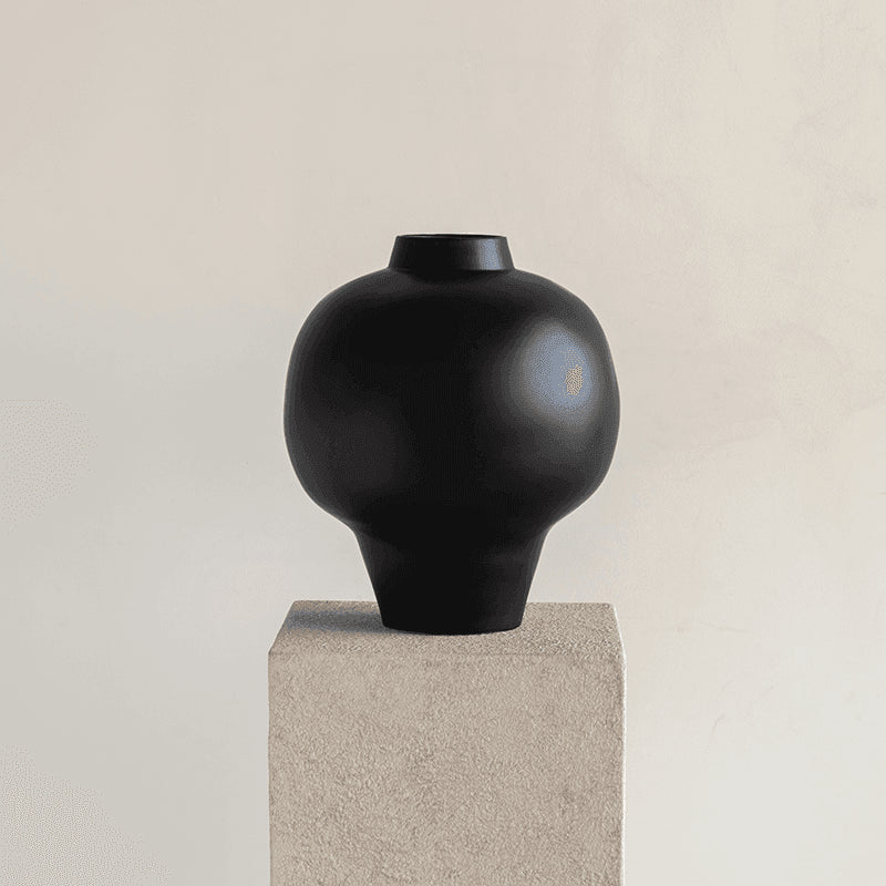 URBAN NATURE CULTURE | VAAS STOR | MAT BLACK