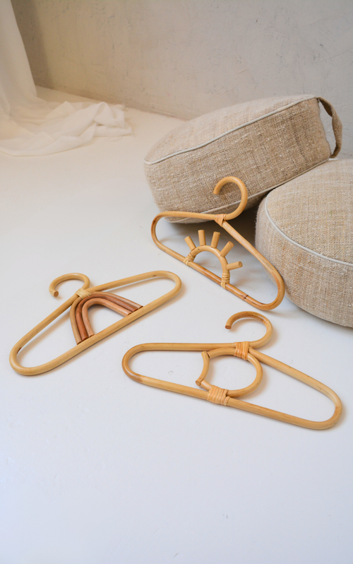 HIPPIE MONKEY | ROTAN REGENBOOG KLEDINGHANGER