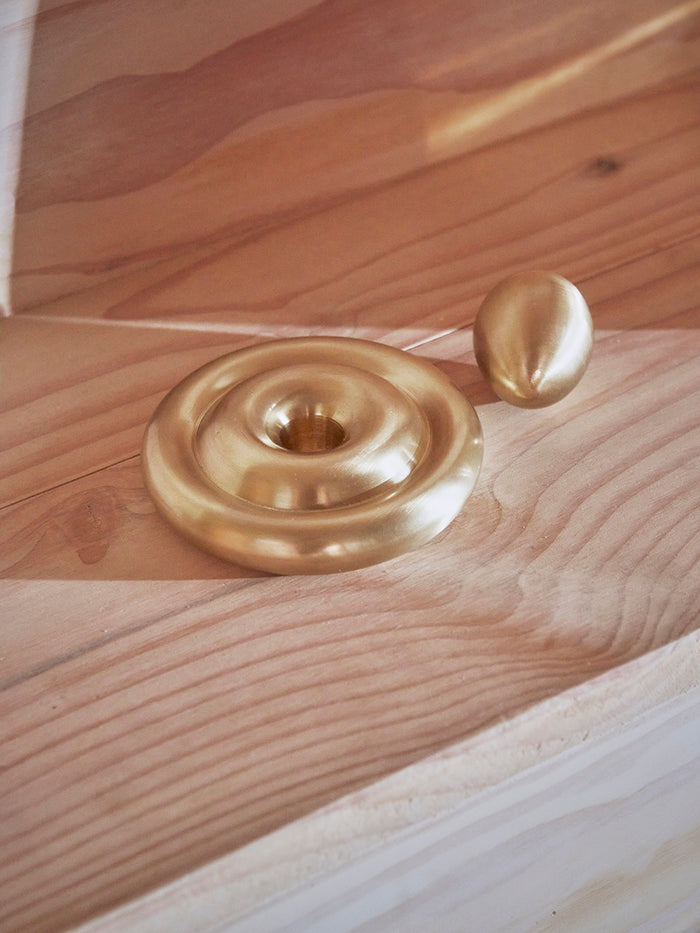OYOY LIVING | SAVI SOLID BRASS CANDLEHOLDER LOW | Ø12,5X3 CM GEBORSTELD MESSING