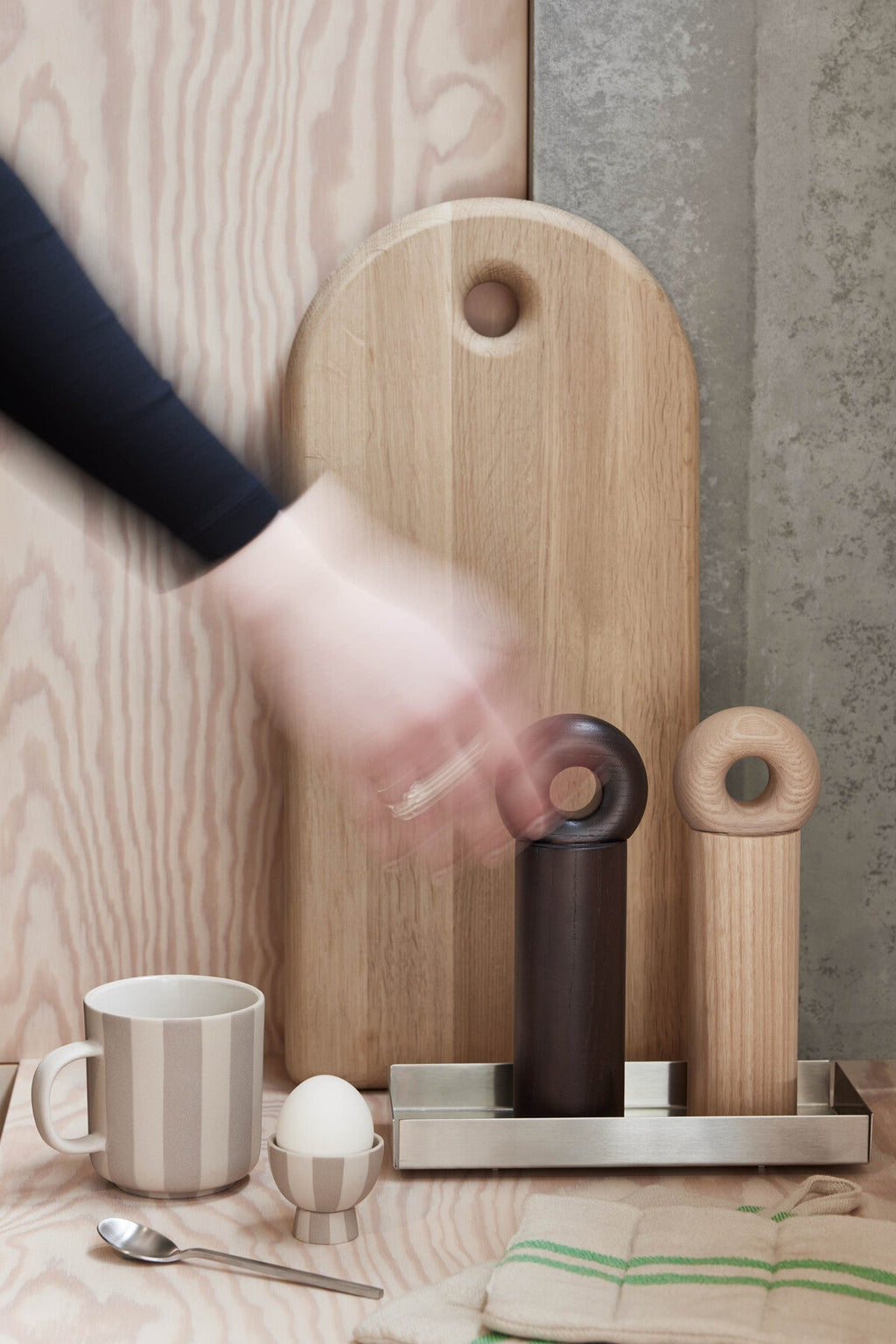 OYOY LIVING | HOOP MILL GRINDER LARGE | ZWART