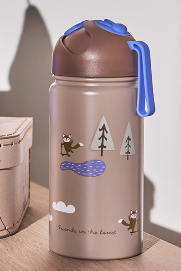 oyoy mini kinderkamer kinderen kids trendy kids inspiratie interieur accessoires knuffels tafel items bordjes bekers plastic duurzaam drinkbeker