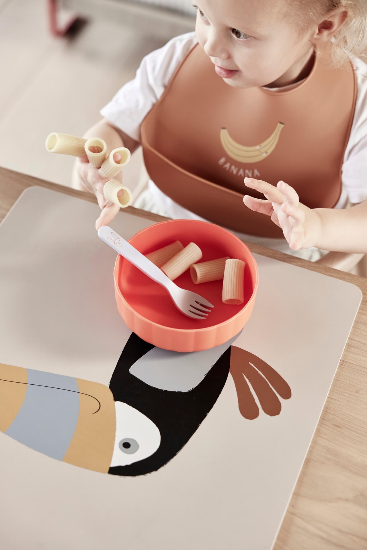 oyoy mini kinderkamer kinderen kids trendy kids inspiratie interieur accessoires knuffels tafel items bordjes bekers plastic duurzaam servies kinderservies