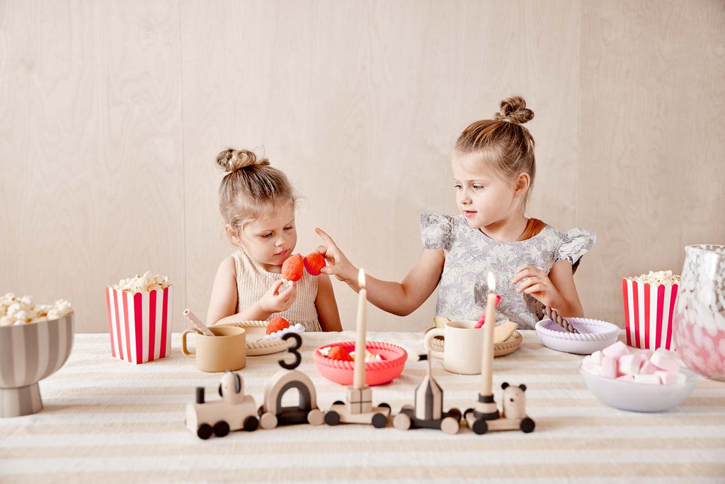 oyoy mini kinderkamer kinderen kids trendy kids inspiratie interieur accessoires knuffels tafel items bordjes bekers plastic duurzaam