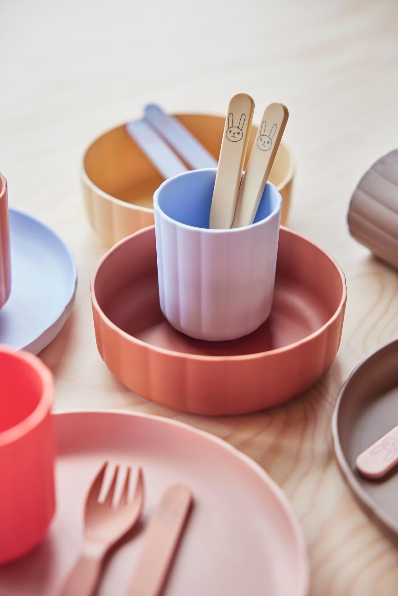 oyoy mini kinderkamer kinderen kids trendy kids inspiratie interieur accessoires knuffels tafel items bordjes bekers plastic duurzaam