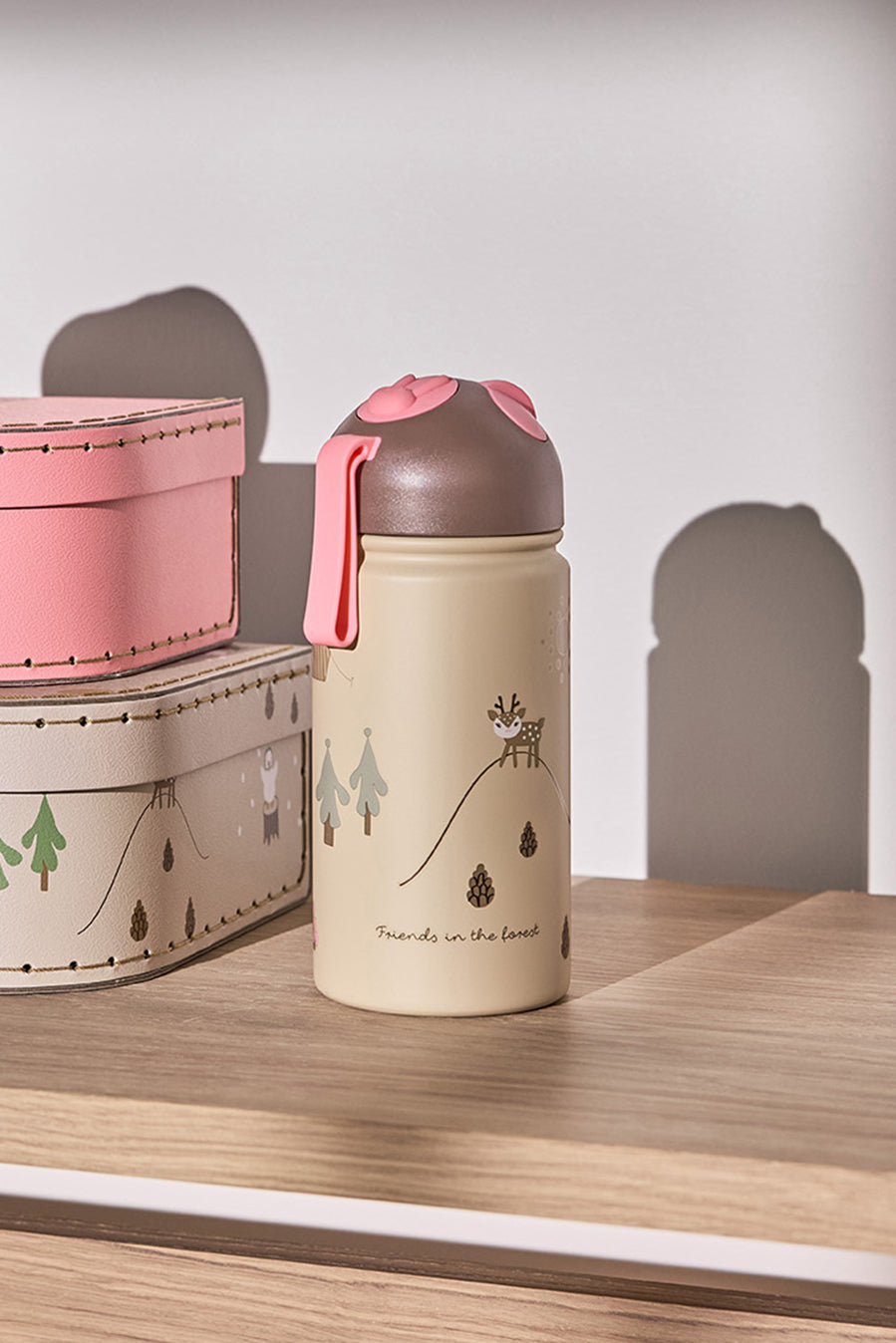 oyoy mini kinderkamer kinderen kids trendy kids inspiratie interieur accessoires knuffels tafel items bordjes bekers plastic duurzaam