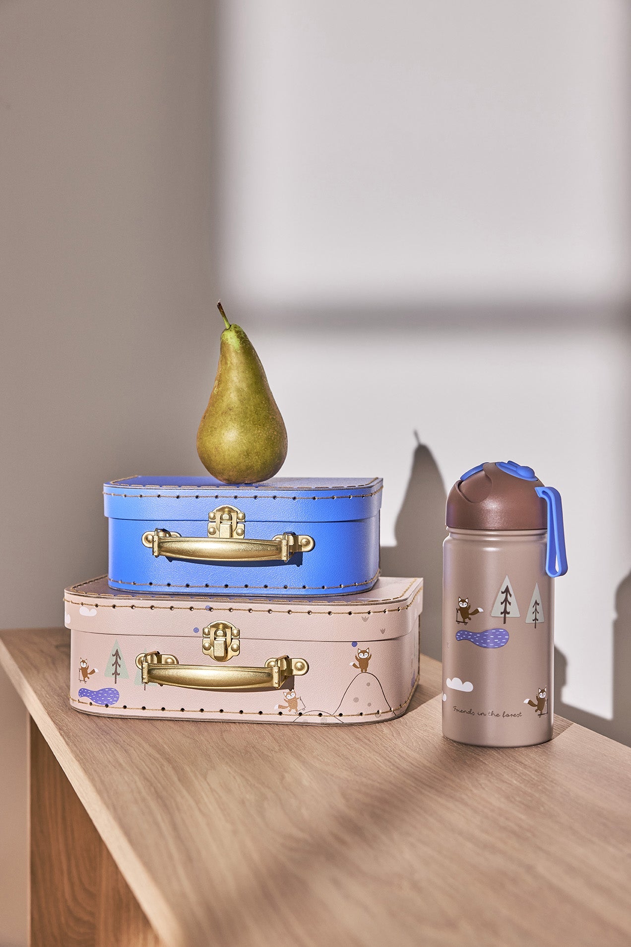 oyoy mini kinderkamer kinderen kids trendy kids inspiratie interieur accessoires knuffels tafel items bordjes bekers plastic duurzaam drinkbeker