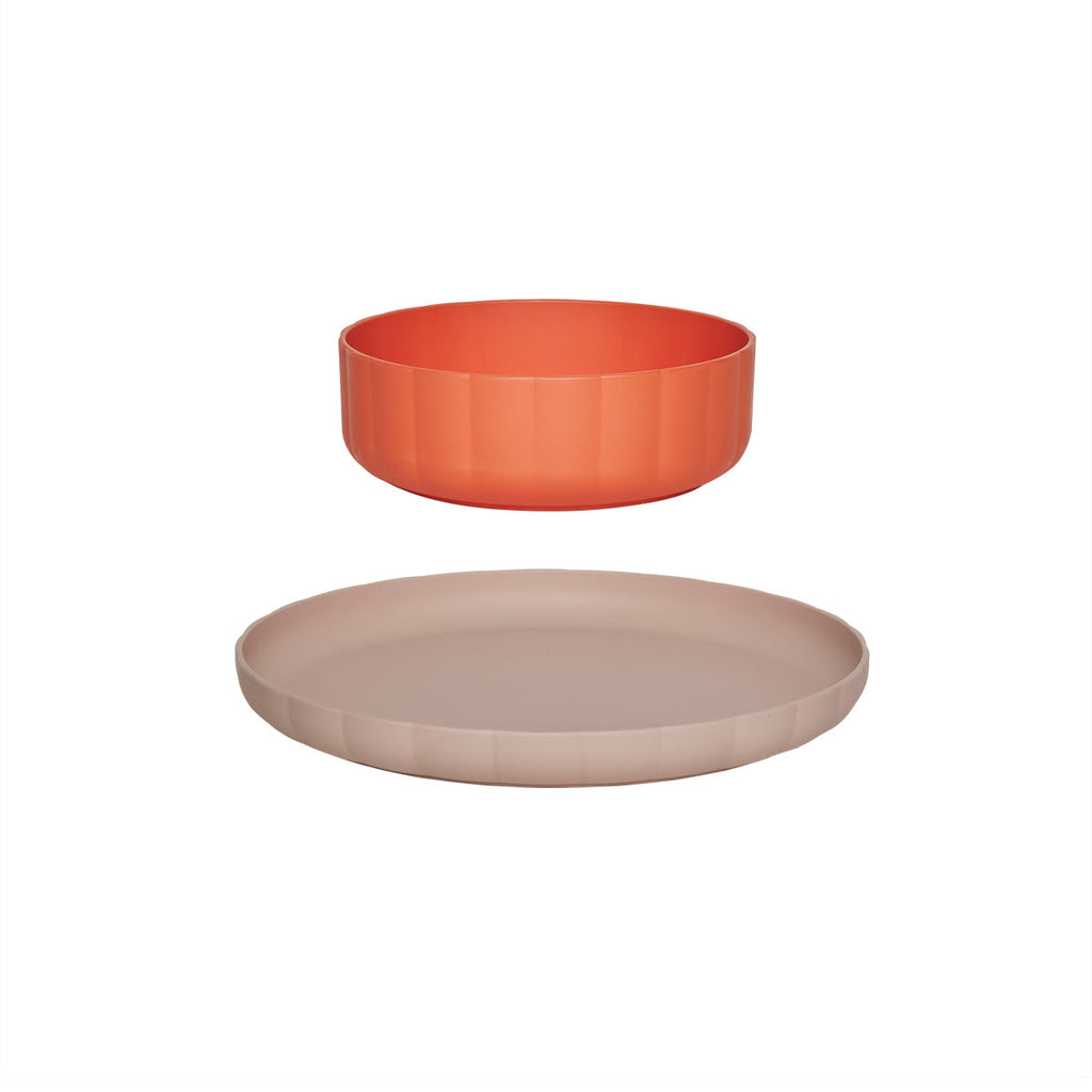 oyoy mini kinderkamer kinderen kids trendy kids inspiratie interieur accessoires knuffels tafel items bordjes bekers plastic duurzaam servies kinderservies