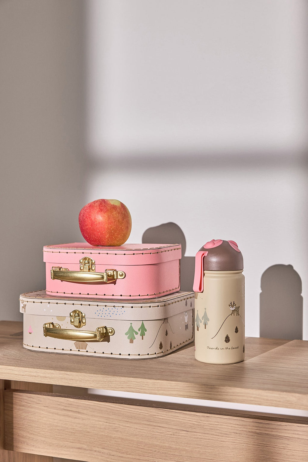 oyoy mini kinderkamer kinderen kids trendy kids inspiratie interieur accessoires knuffels tafel items bordjes bekers plastic duurzaam