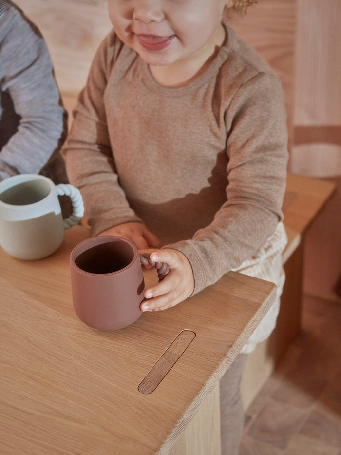 oyoy mini kinderkamer kinderen kids trendy kids inspiratie interieur accessoires knuffels tafel items bordjes bekers plastic duurzaam