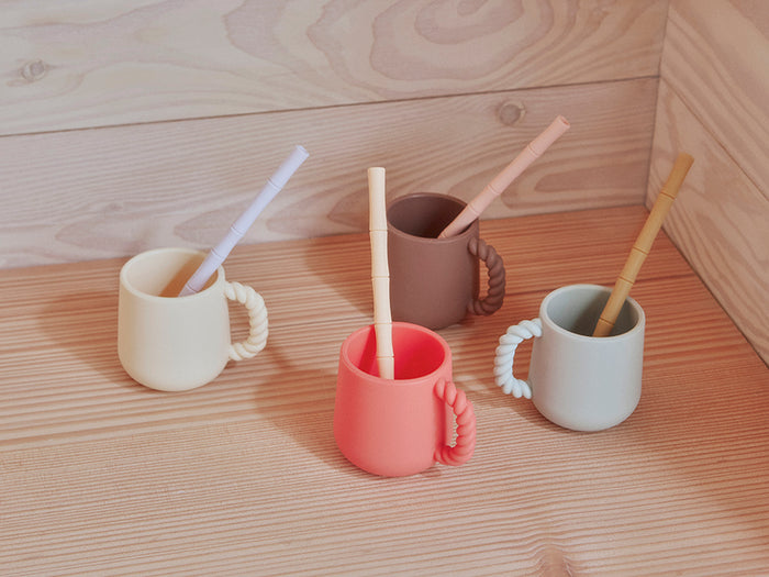 oyoy mini kinderkamer kinderen kids trendy kids inspiratie interieur accessoires knuffels tafel items bordjes bekers plastic duurzaam