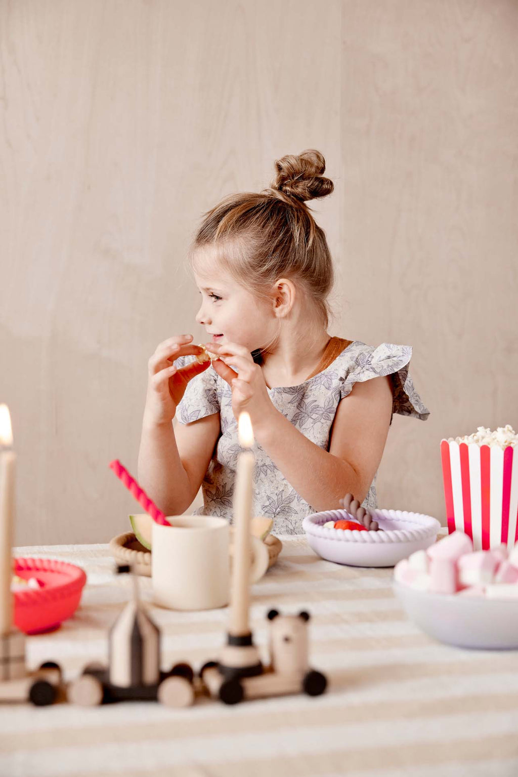 oyoy mini kinderkamer kinderen kids trendy kids inspiratie interieur accessoires knuffels tafel items bordjes bekers plastic duurzaam