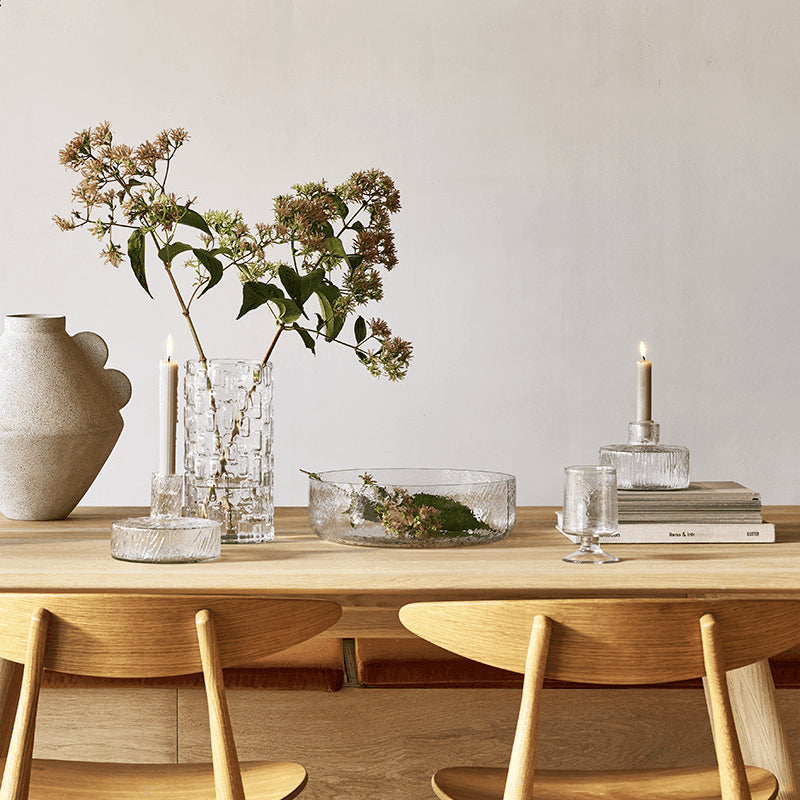 Transparante glazen kandelaar Solvi van UNC in een modern interieur